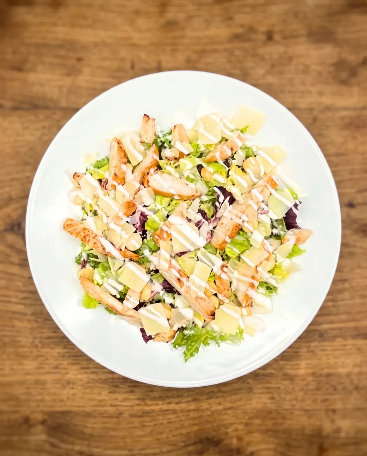 Insalata Cesare con pollo e scaglie di grana