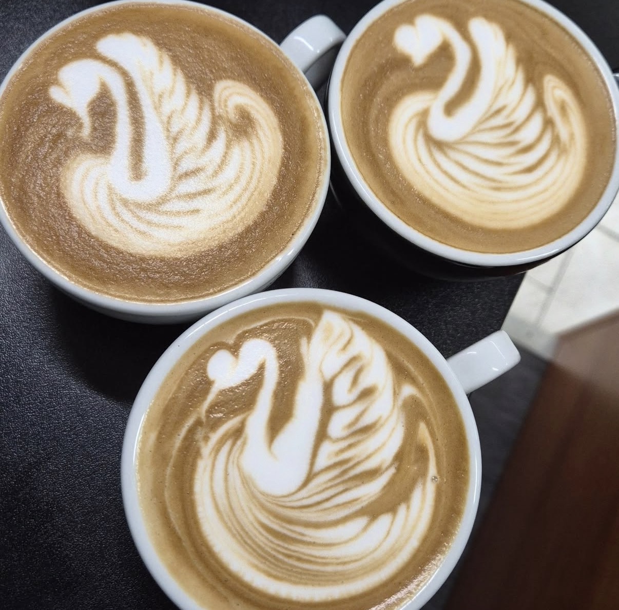 Cappuccini con latte art a forma di cigno