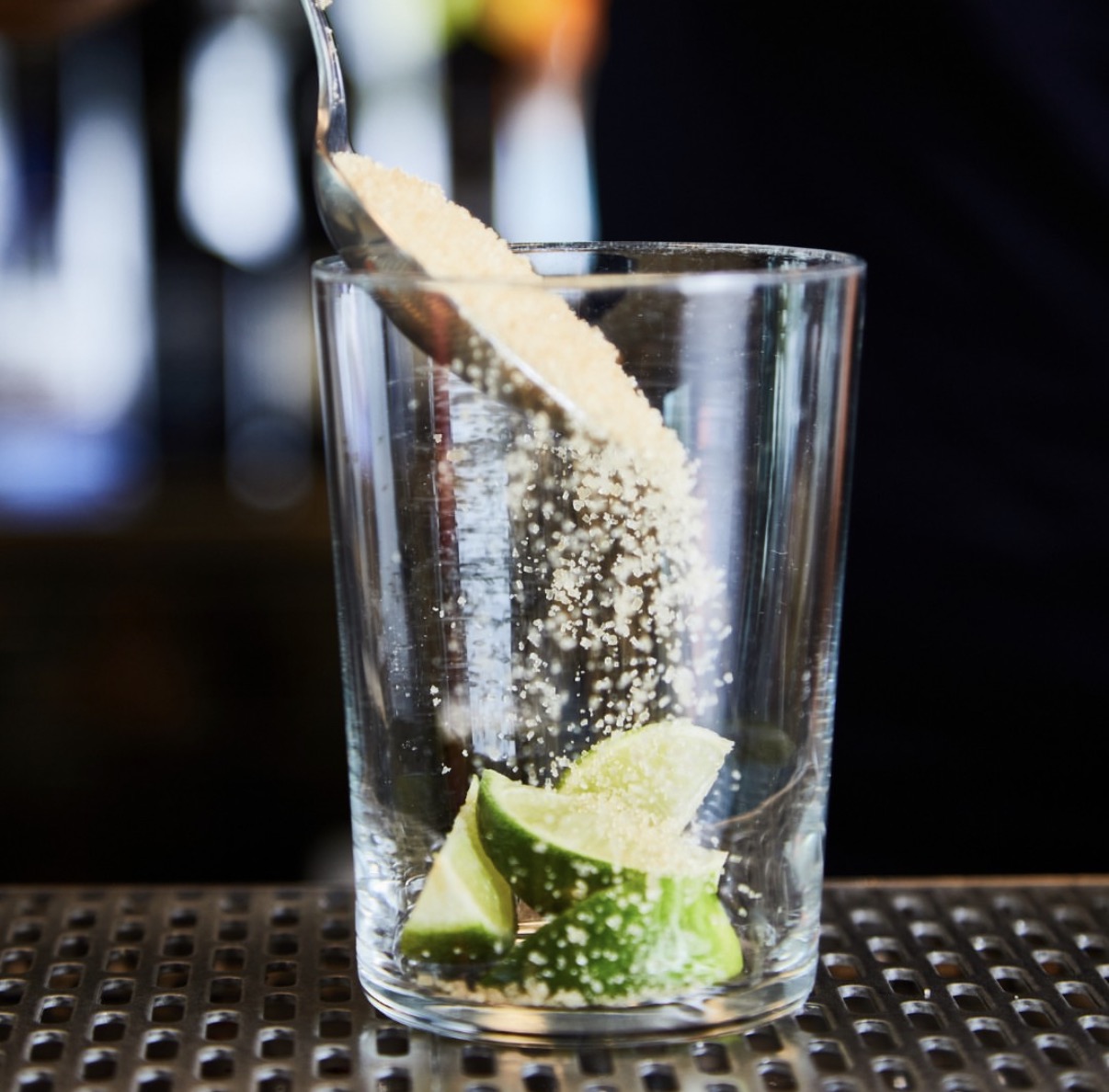 Bicchiere da cocktail con bordo zuccherato e lime