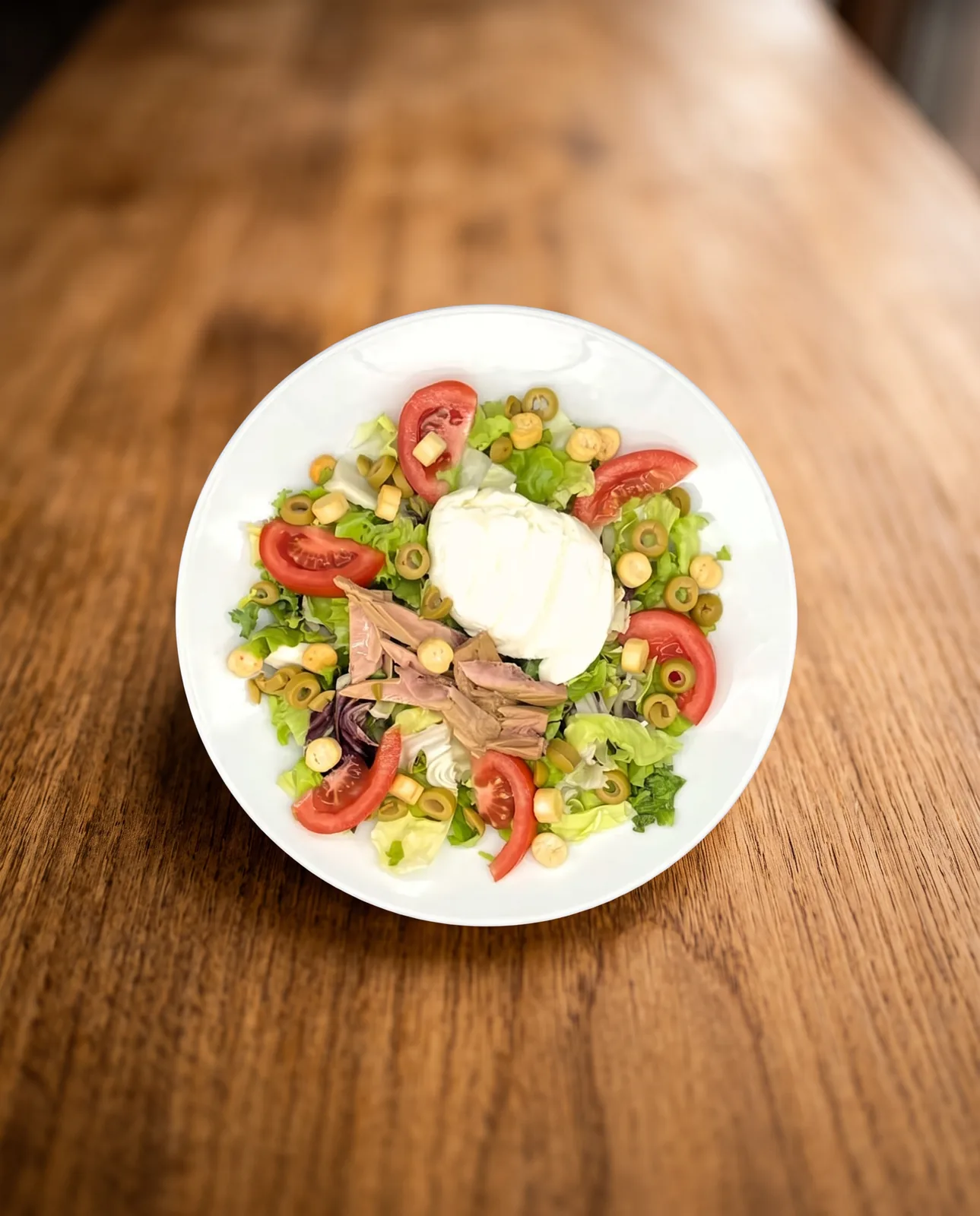 Insalata ricca con burrata, tonno, olive e pomodori