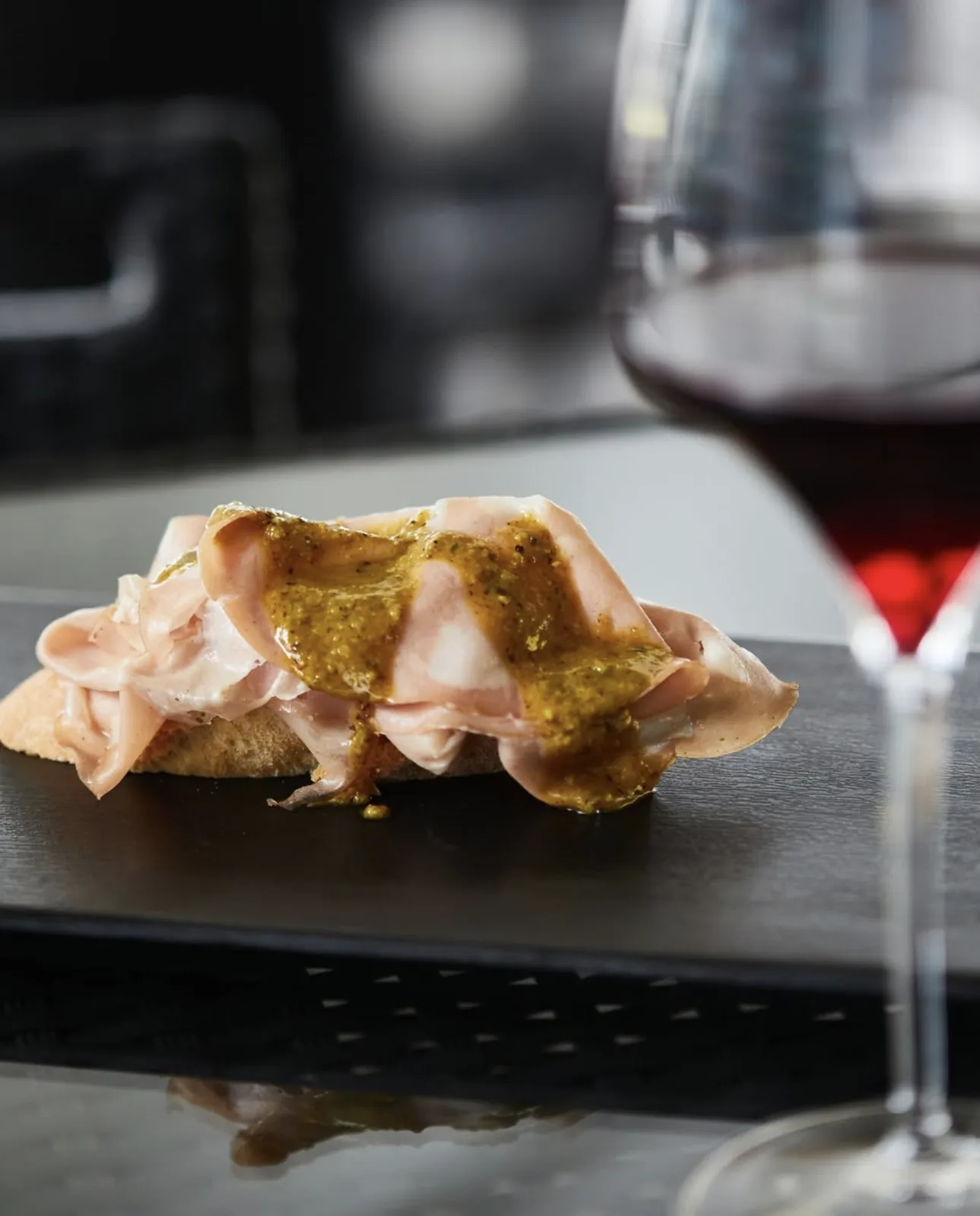 Cicchetto con mortadella e salsa verde