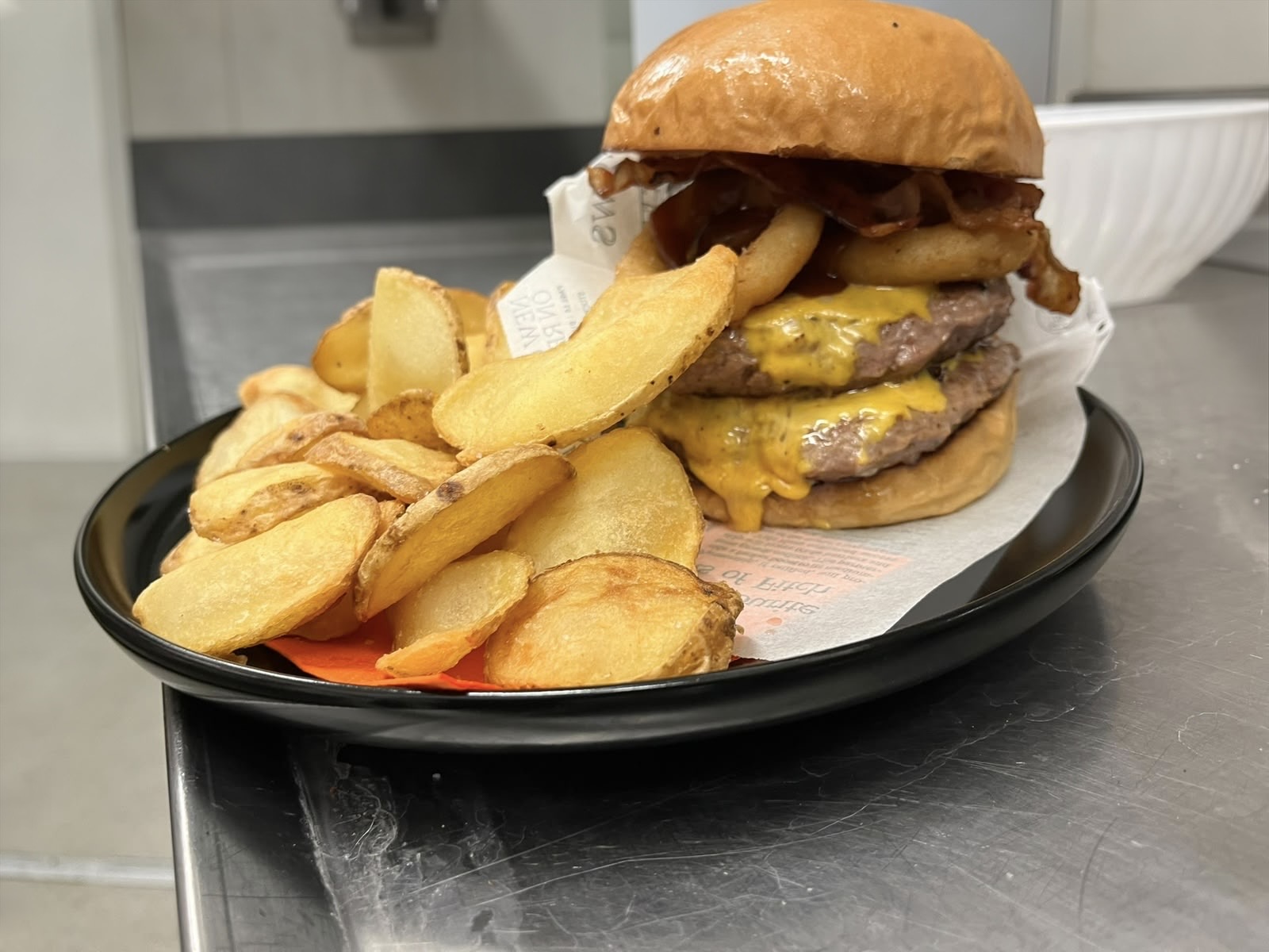 Doppio cheeseburger con bacon e patate