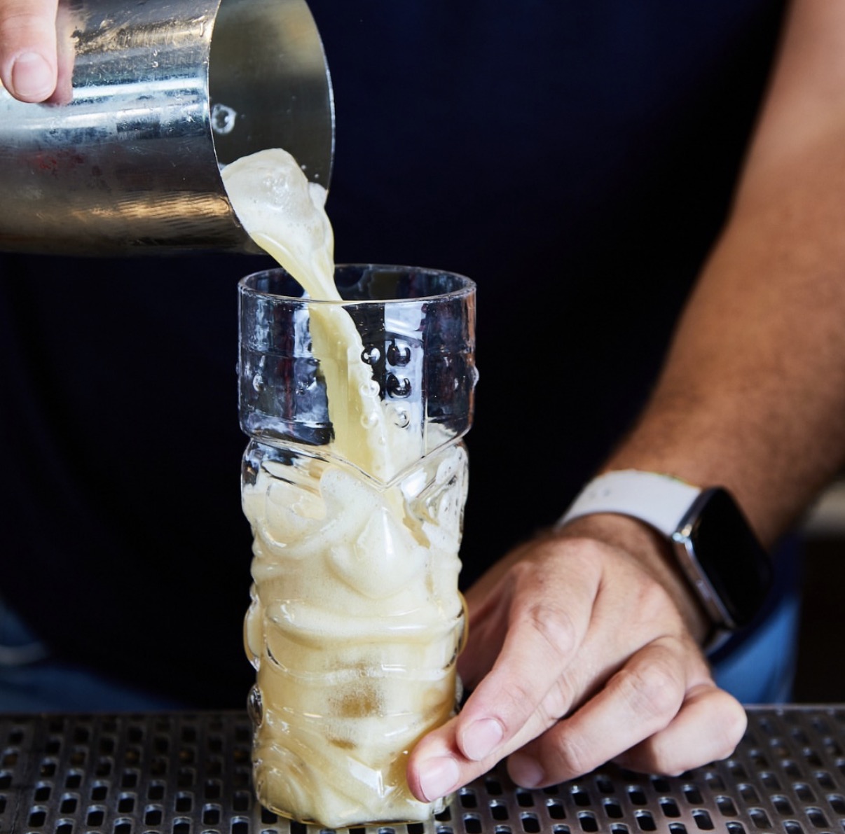 Drink chiaro e rinfrescante versato in un bicchiere alto